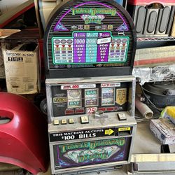 Triple Diamond Deluxe Slot Machine 