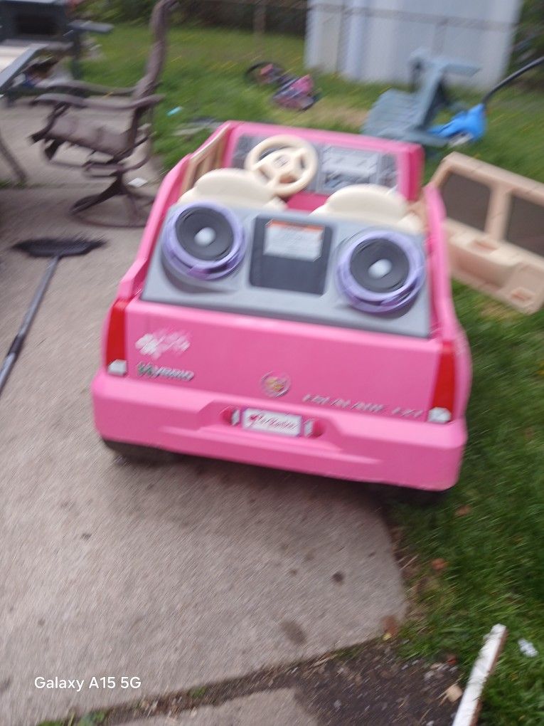 12 Volt Power Wheel Working Radio. Charger N Battery Included