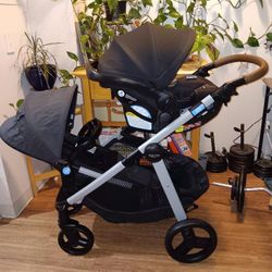 Graco MODES Nest Travel System w carseat & base .