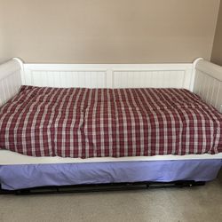 Day bed And trundle