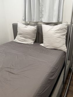 Temper Pedic Queen mattress LIKE NEW