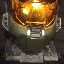 Limited edition halo 3 helmet & stand