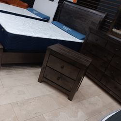 *Manager's Special*---Peter Attractive Queen/King Bedroom Sets---Starting At $1199---Delivery And Financing👌