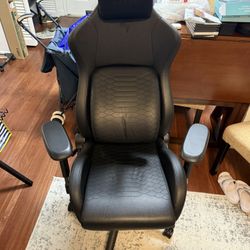 Razer Iskur Black Edition (2021)