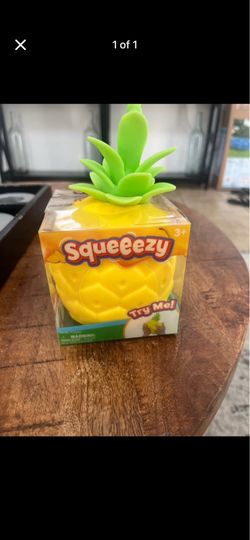 Viral squishy squeezy pineapple