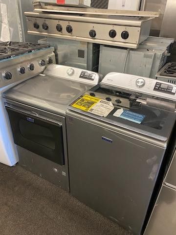New Maytag Washer And Gas Dryer Set 