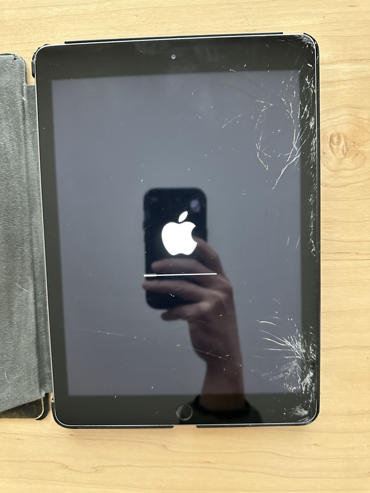 iPad 5th Gen (Works with Cracked Screen)