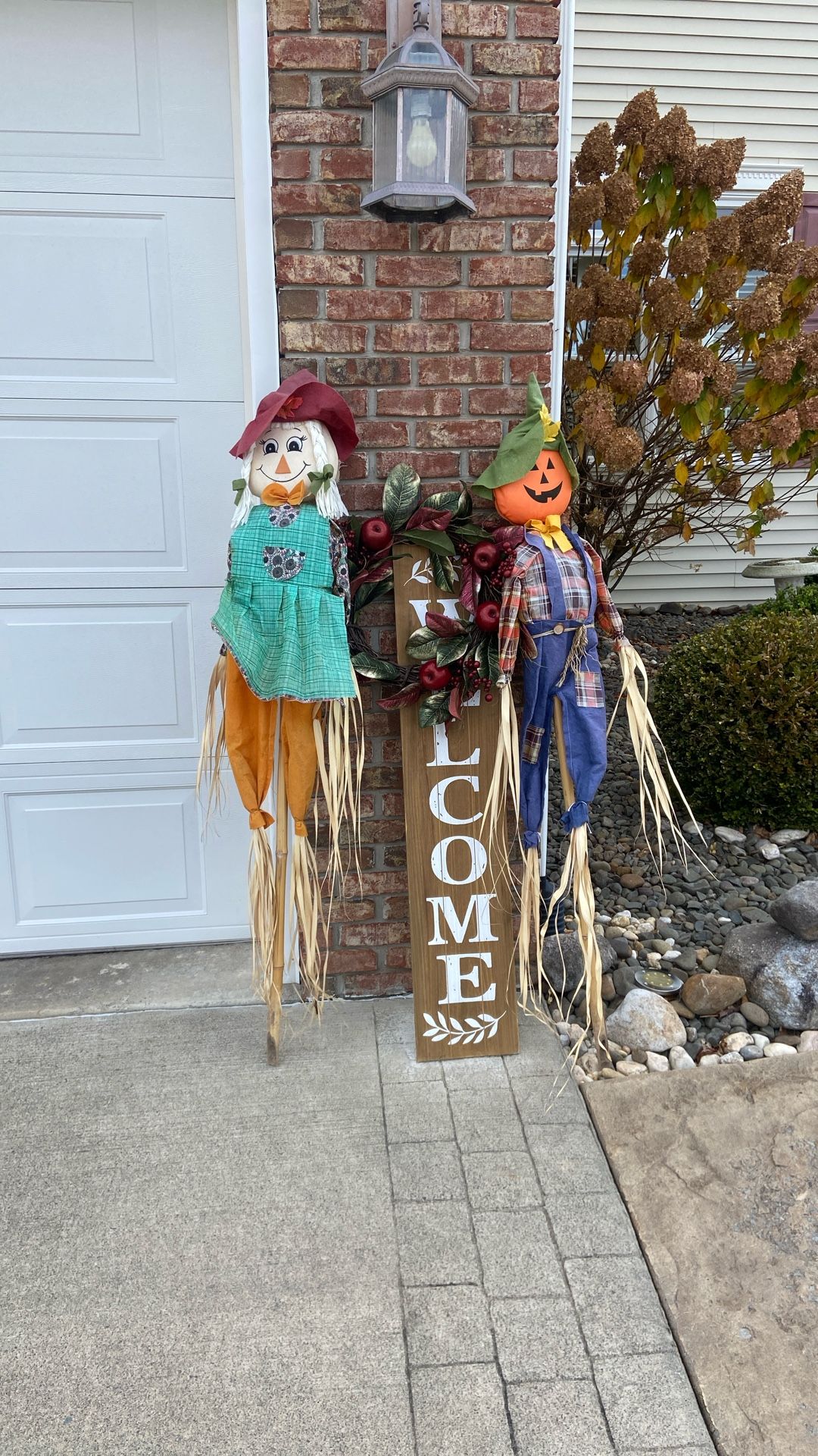 WELCOME SIGN WITH APPLE WREATH AND 2 SCARECROWS 