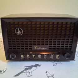 Vintage 1952 Emerson Bakelite Tube Radio