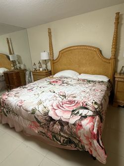 Beautiful Solid Wood King Bedroom Set – 5 Pieces – Excellent Condition