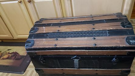 Nice old trunk clean , doesn't smell