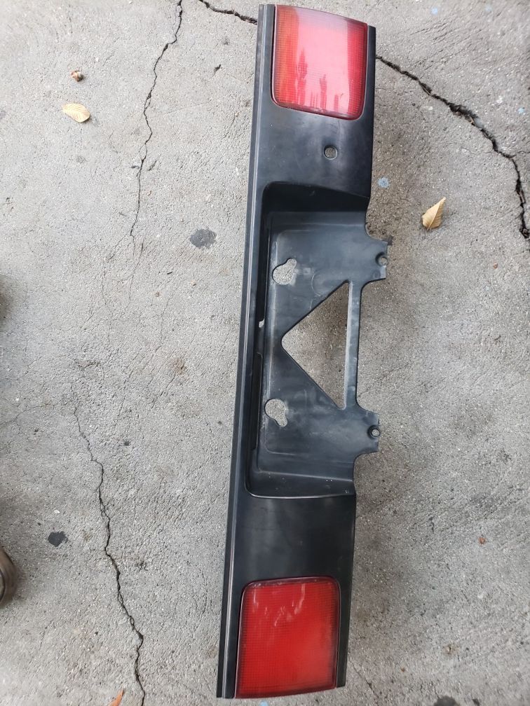 91-92 nissan sentra b13 center tailight garnish