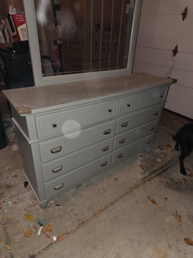 Dresser With Mirror 