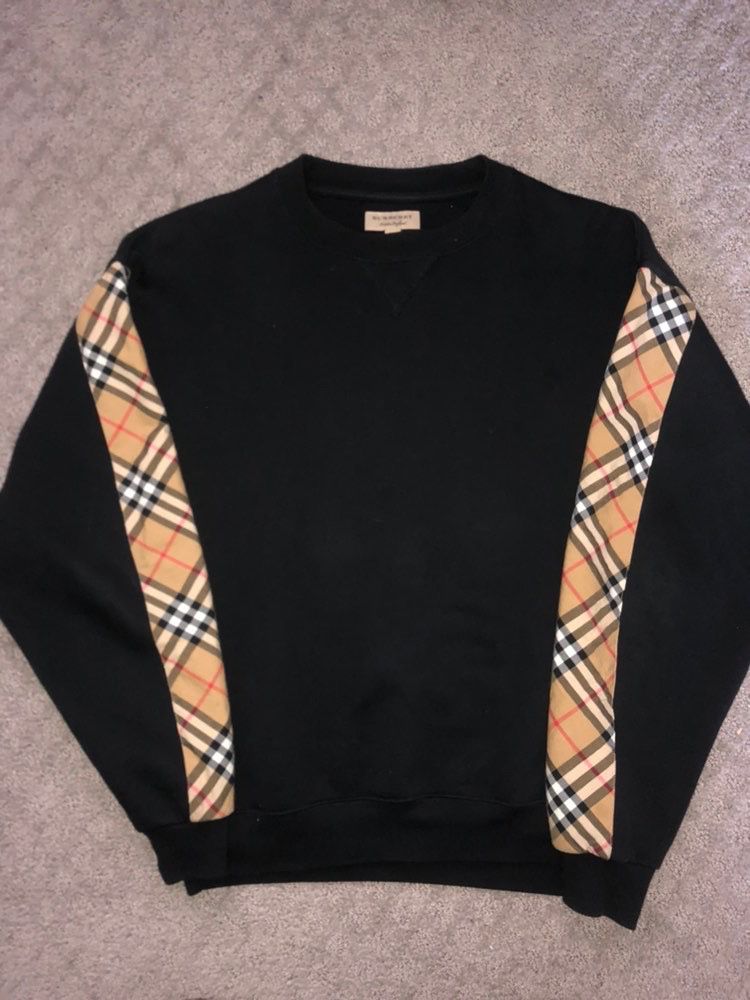 Burberry sweater XS RUNS BIG FITS LIKE A SMALL