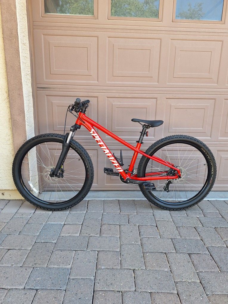 SPECIALIZED ROCKHOPPER 27.5 INCH MOUNTAIN BIKE LIKE NEW ( CHECK MY OTHER BIKES)