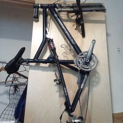 Model: Santa Cruz Blur, a full-suspension cross-country (XC) race