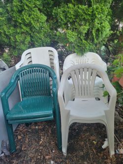 🪑 Outdoor Chair 🪑. 
For $13 each.....