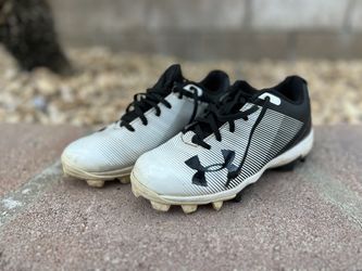 Youth Under Armour Baseball Cleats - Size 1Y