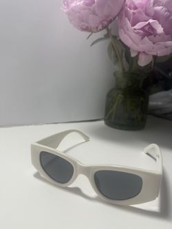 White Balenciaga Sunglasses SEND BEST OFFER PRICE FLEXIBLE 