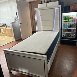 New Twin Bed Wht Matres For $290