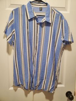 SHEIN Men's short sleeve Button Up Shirt with vertical stripes in baby blue, white , and black Size Large