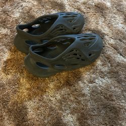 yeezy foam runner-black