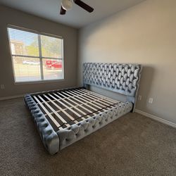 New in Box Velvet Tufted King Bed $10DOWN