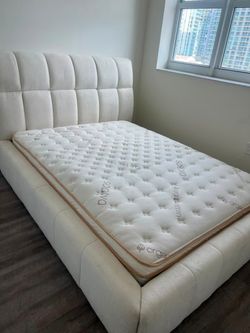 Cama moderna blanca Queen