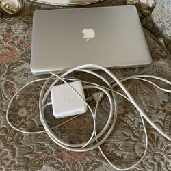 Laptop Apple Works Excellent Small Crack On Glass It’s Not Notice When Turn on 