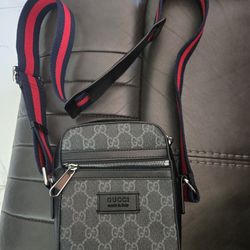 PRE-OWNED GUCCI BLACK GG SUPREME CANVAS MINI MESSENGER BAG FOR MEN