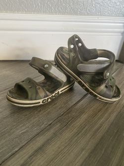 Crocs Camouflage Size 9 Toddler Green  Sandals 