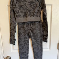 PRE-LOVED GYMSHARK DUPE SMALL  GREY/BLACK ACTIVEWEAR SET