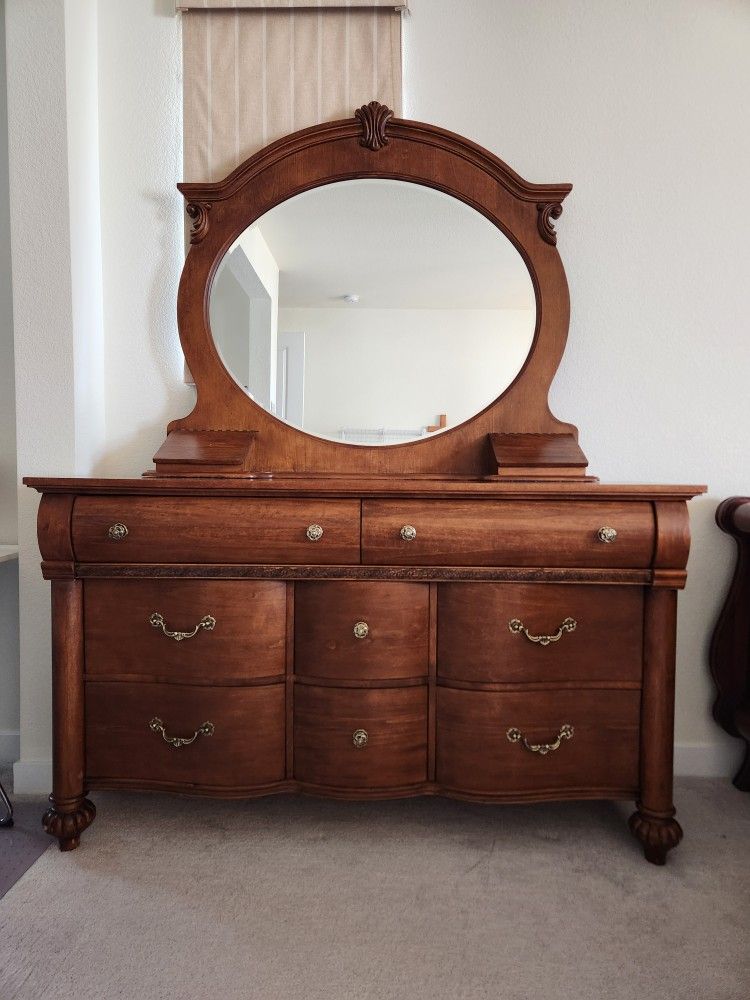 Beautiful wooden dresser with a mirror, mirror seperable , clean and high quality, dresser 64x38x19 inch, mirror 43x51 inch, 8 drawers +2, $150 OBO