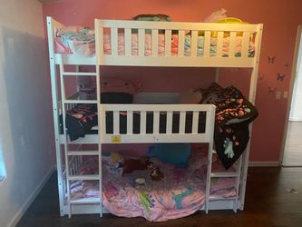Triple bunk bed