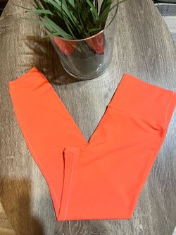 Vuori AllTheFeels 7/8 legging 24” in Pomelo Size Medium NWOT