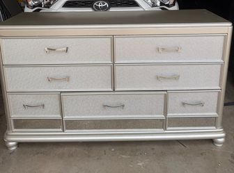 Ashley Furniture Silver Glam 7-Drawer Dresser