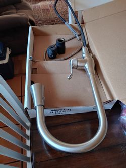 Kitchen faucet with sprayer