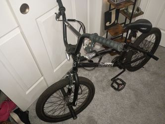 180 Mongoose BMX bike (GREAT CONDITION)