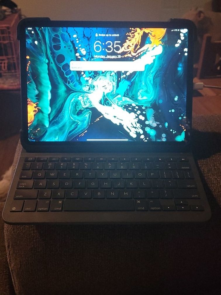 2019 Ipad Pro 11 256GB With LOGITECH KEYBOARD