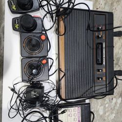 Atari 2600 Woodgrain Console – Original – Clean Condition
