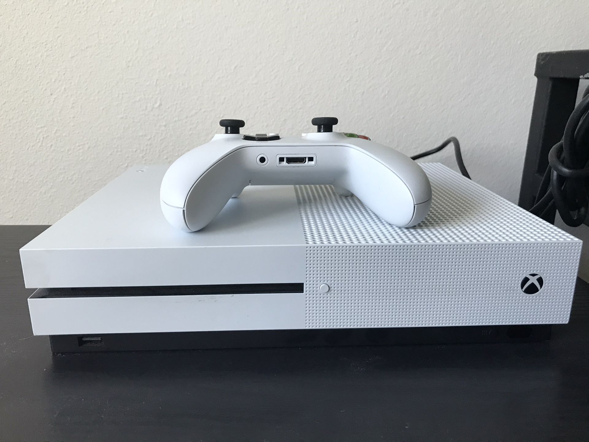 XBOX ONE 1T MINT CONDITION