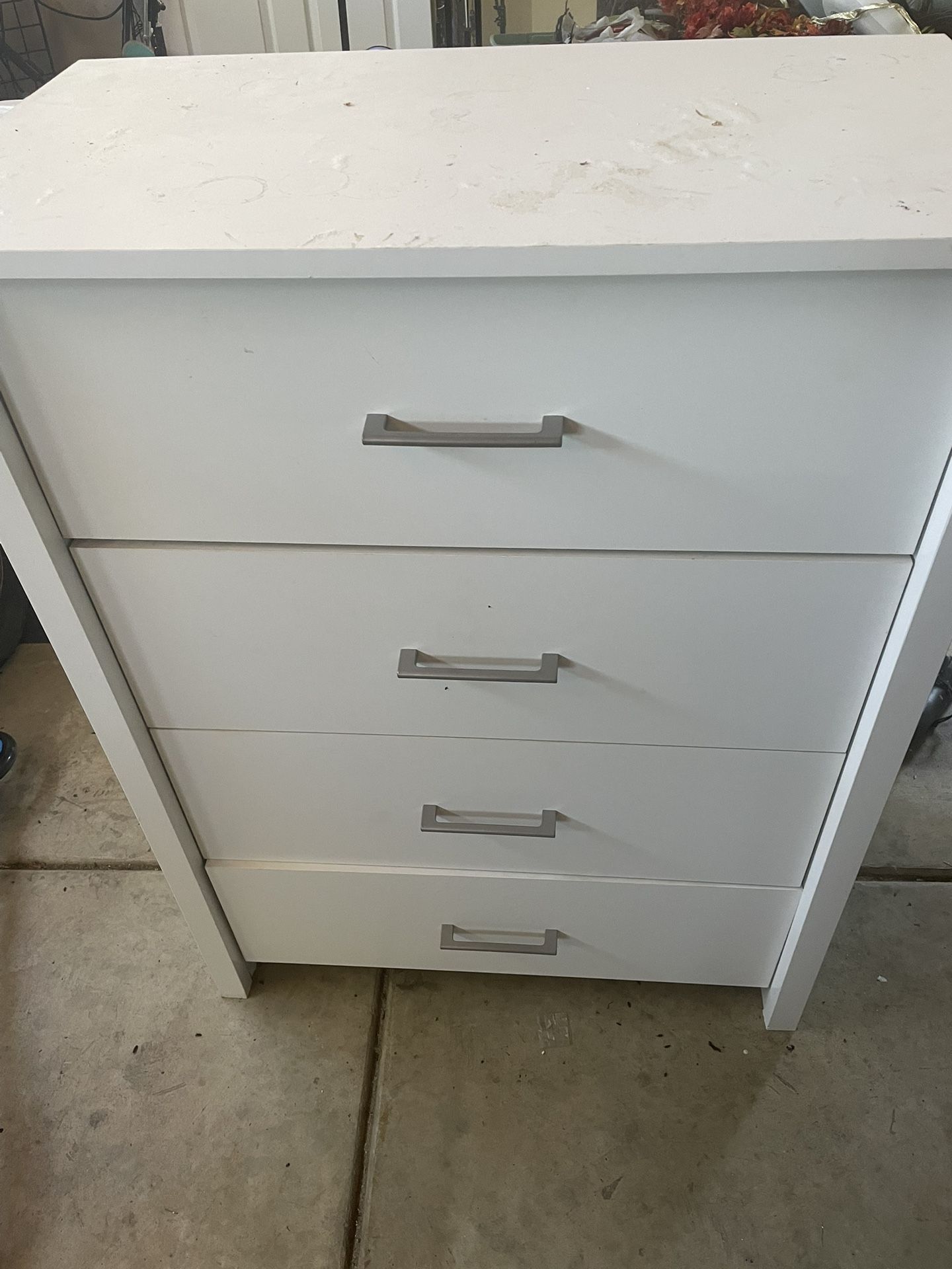 4-Drawer White Dresser โ $20 OBO