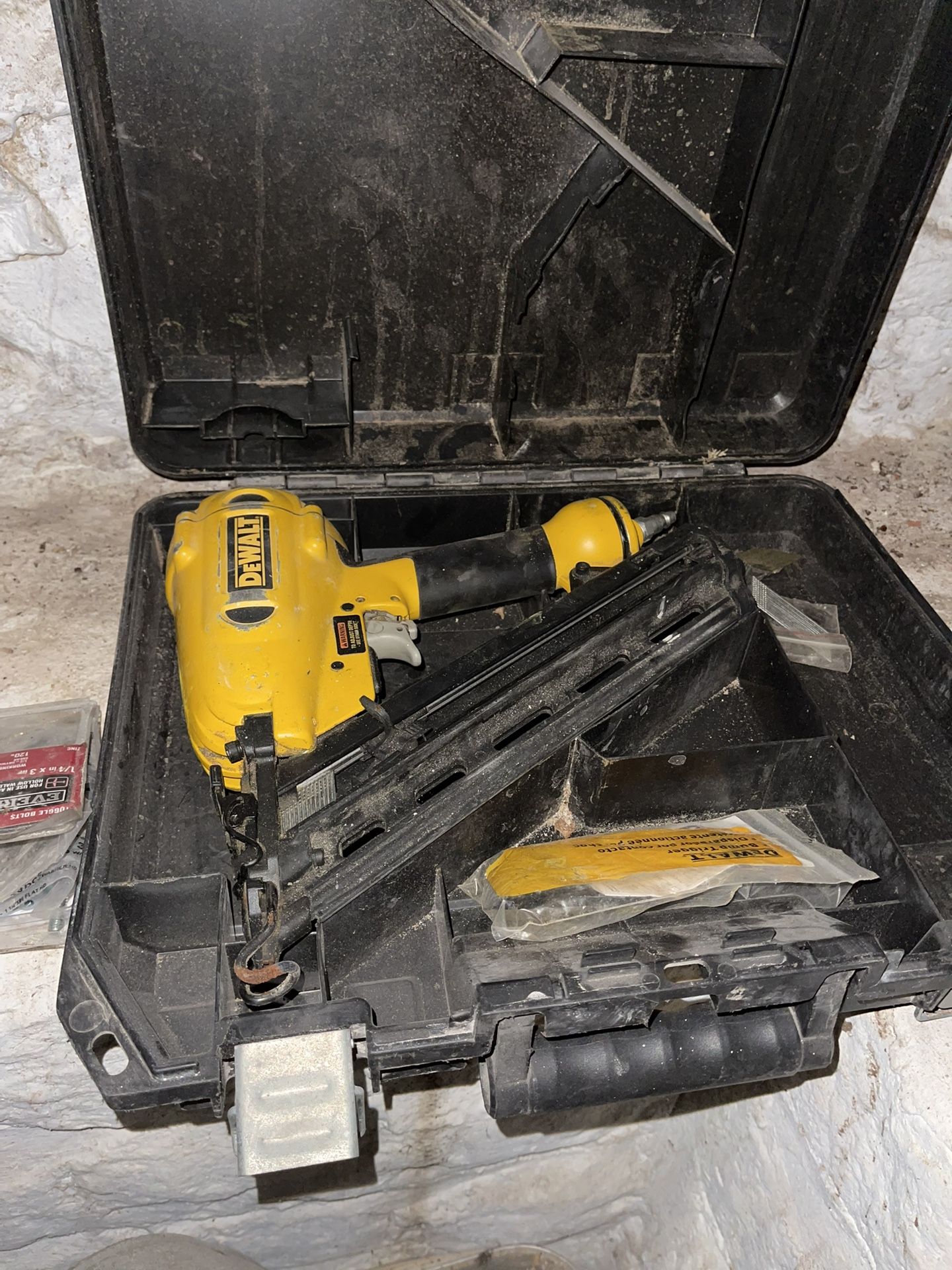 Dewalt 15ga. Pneumatic Finish Air Nailer Gun