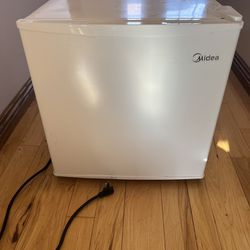 Midea Upright Mini Freezer, White, 1.1 cubic feet