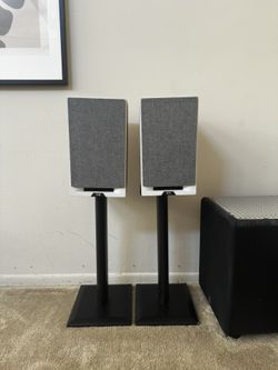 White Elac DBR62 Bookshelf Speakers