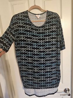 XL stretchy top, short sleeve, longer in the back.