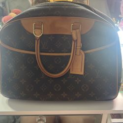 Beautiful Loui Vuitton Purse 