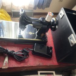 Singer 221 Featherweight Sewing Machine 