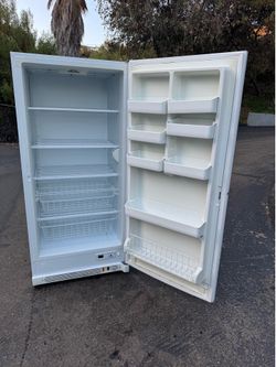 Freezer large 21 cubics household upright great for garage (free local delivery)