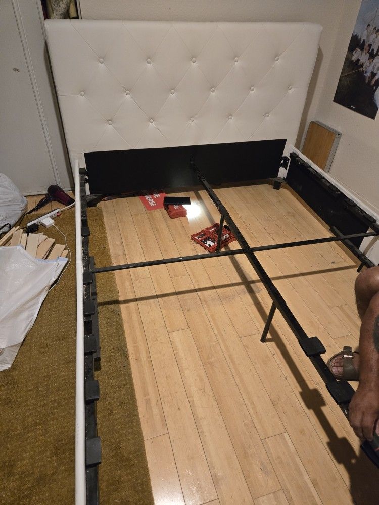 full size bed frame 🤍